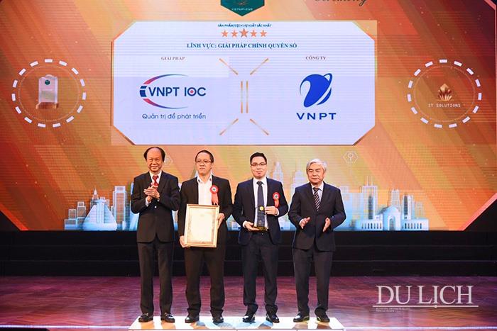 Đại diện VNPT nhận giải thưởng